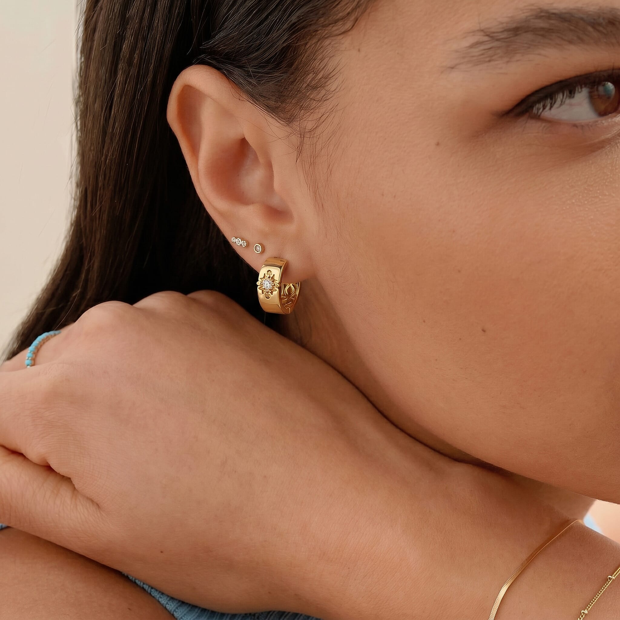 EverTrue - White Diamond Hoop Earring in Yellow Gold Tone
