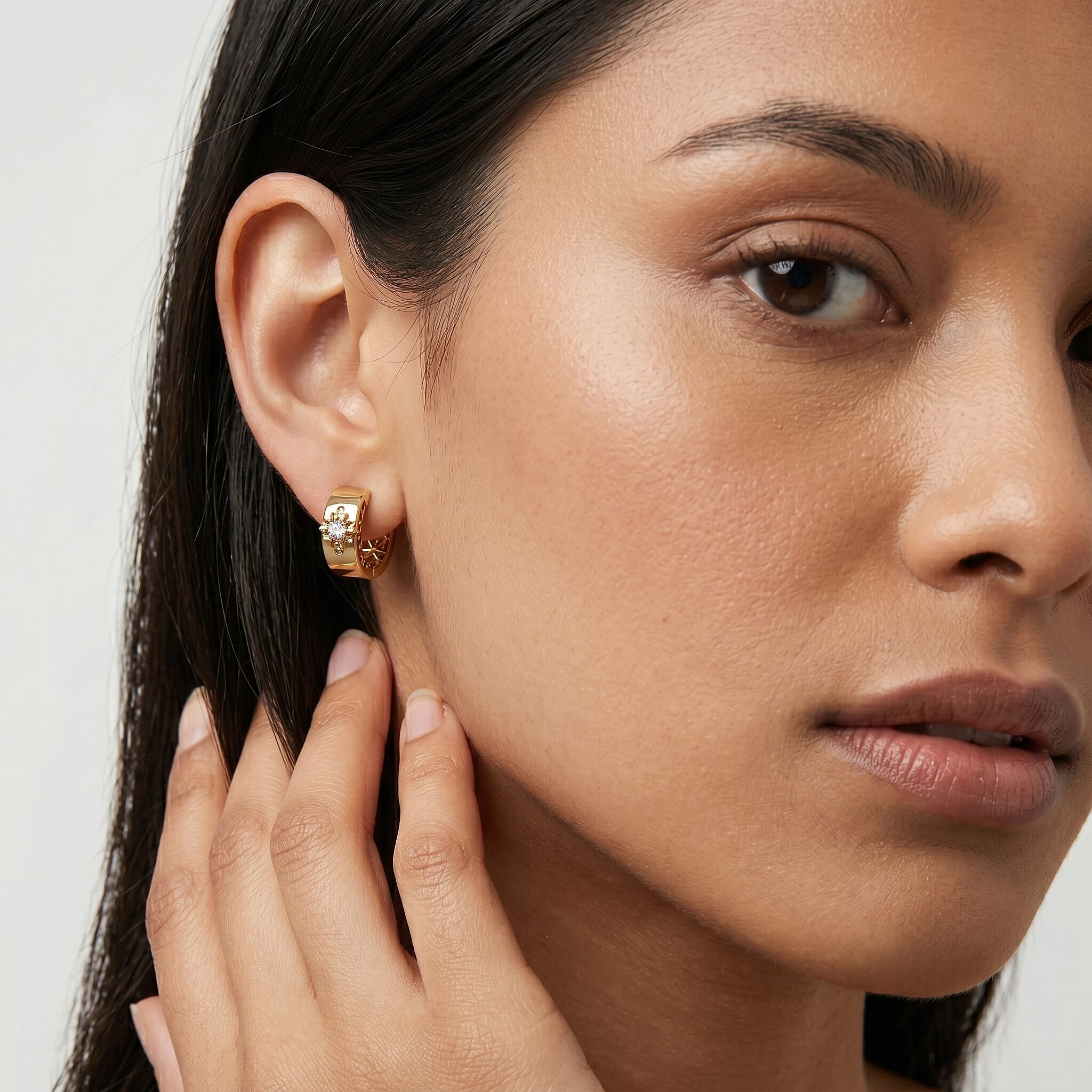 EverTrue - White Diamond Hoop Earring in Yellow Gold Tone