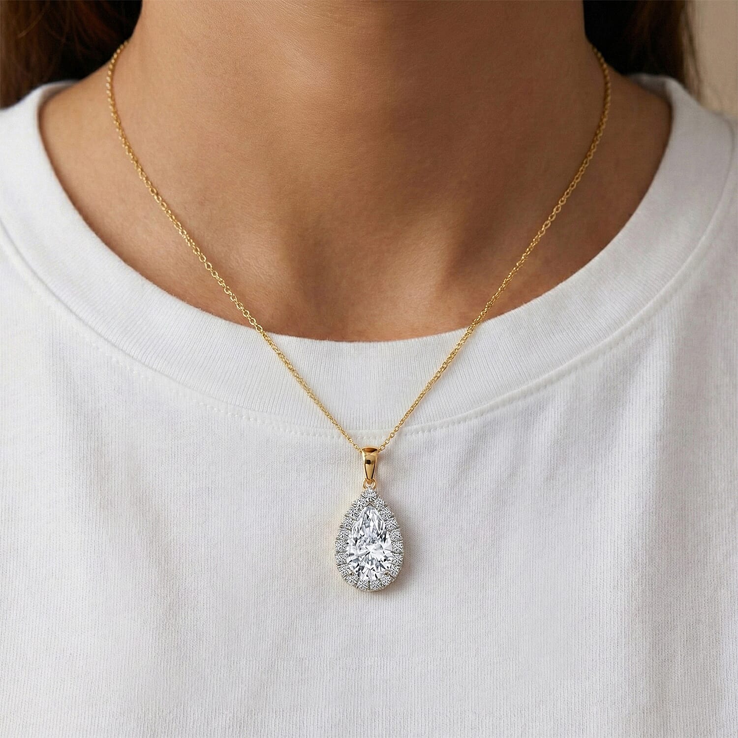 Luxuriant 18K Yellow Gold SGL Certified VS-EF Lab Grown Diamond Pendant 5.00 Ct, Gold Wt. 3.80 Gms