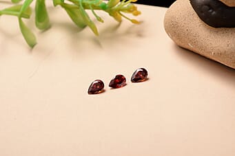https://tjcuk.sirv.com/Products/85/1/8511488/Set-Of-3-Garnet-Cubic-Zirconia-Pear-6X4-mm-Gemstone-1-86-Ct_8511488_1.jpg?w=342&h=342