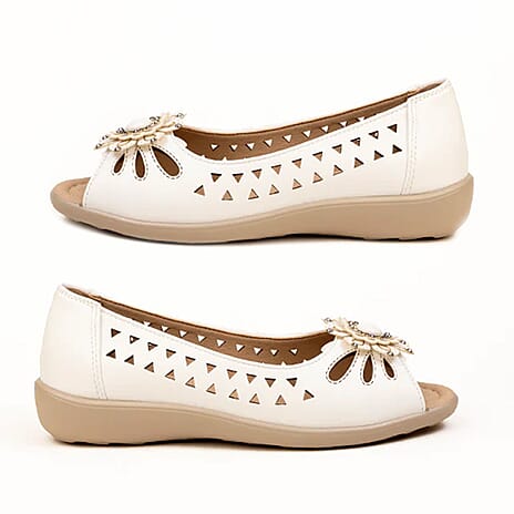 Vivienne Womens Peep Toe Summer Flats With Floral & Laser Cut Triangle Detail (Size 5) - White