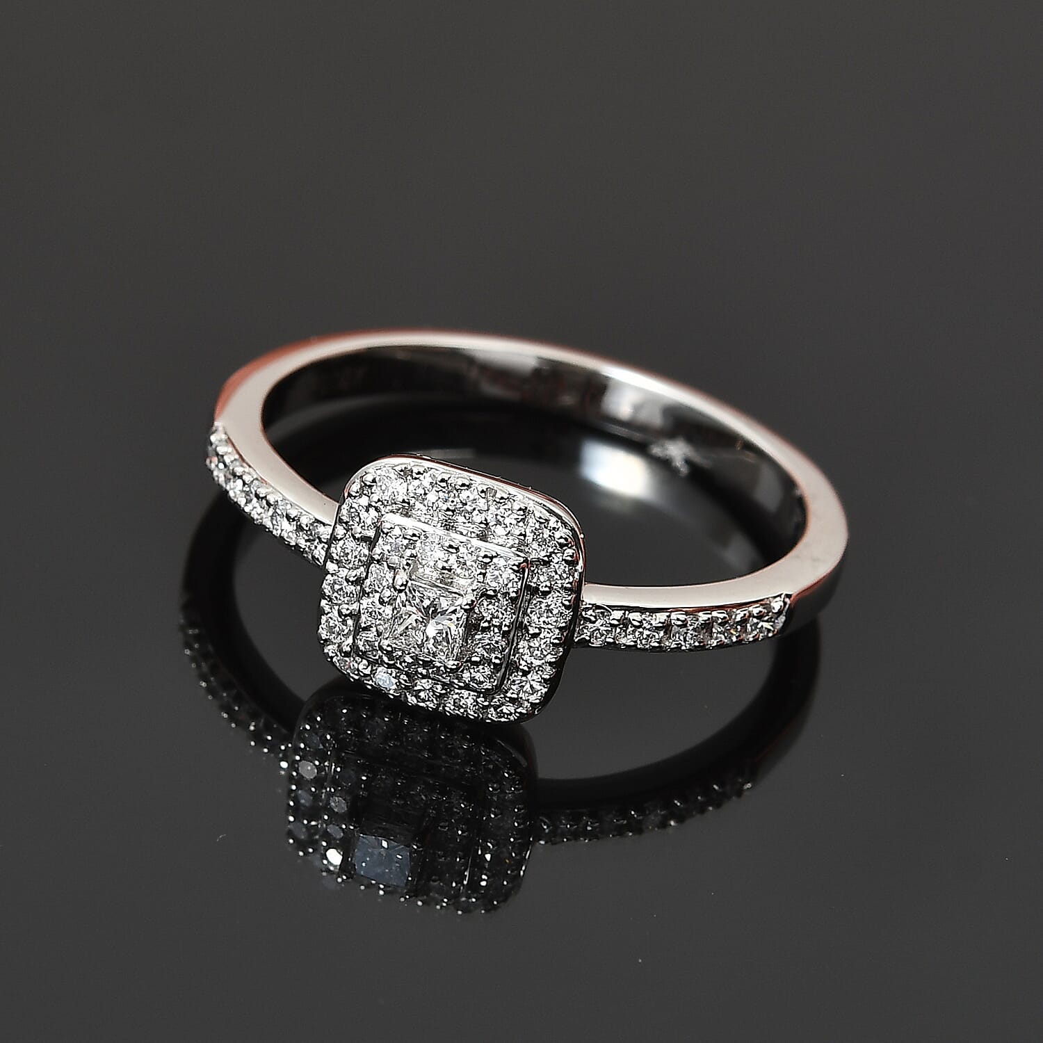 950 Platinum SI2 White Diamond SI2 Cluster Ring, Platinum Wt.4.72 Gms  0.471  Ct.