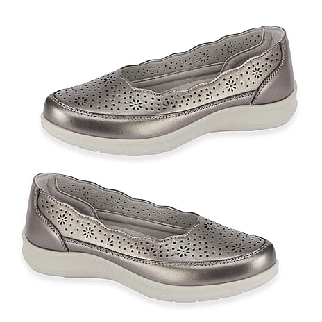 Shoetree Comfort Vienna Ladies Lightweight Slip-On Casual Pump With Decorative Cutouts (Size 6) - Pewter