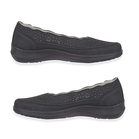 Shoetree Comfort Vienna Ladies Lightweight Slip-On Casual Pump With Decorative Cutouts (Size 5) - Black