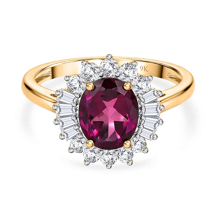 The Tony Diniz Collection - 9K Yellow Gold AAA Natural Radiant Ember Garnet (2.10 Ct) & Lab Grown Diamond (SI-G-H 0.50ct) Halo Ring 2.60 Ct.