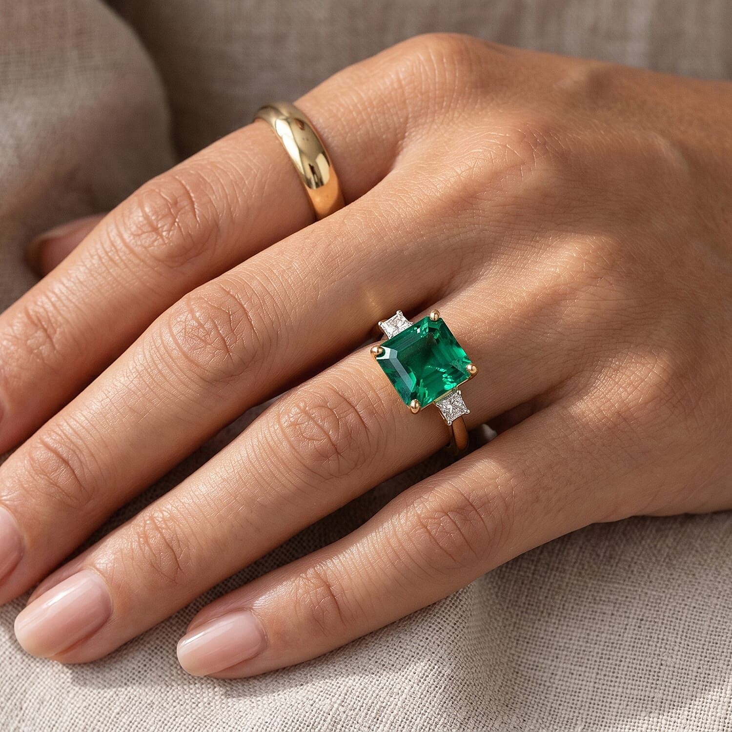 Live From Vegas - Luxuriant - 9K Yellow Gold AAA Lab Grown Columbian Emerald & Lab Grown Diamond (VS-E-F) Trilogy Ring 3.20 Ct.