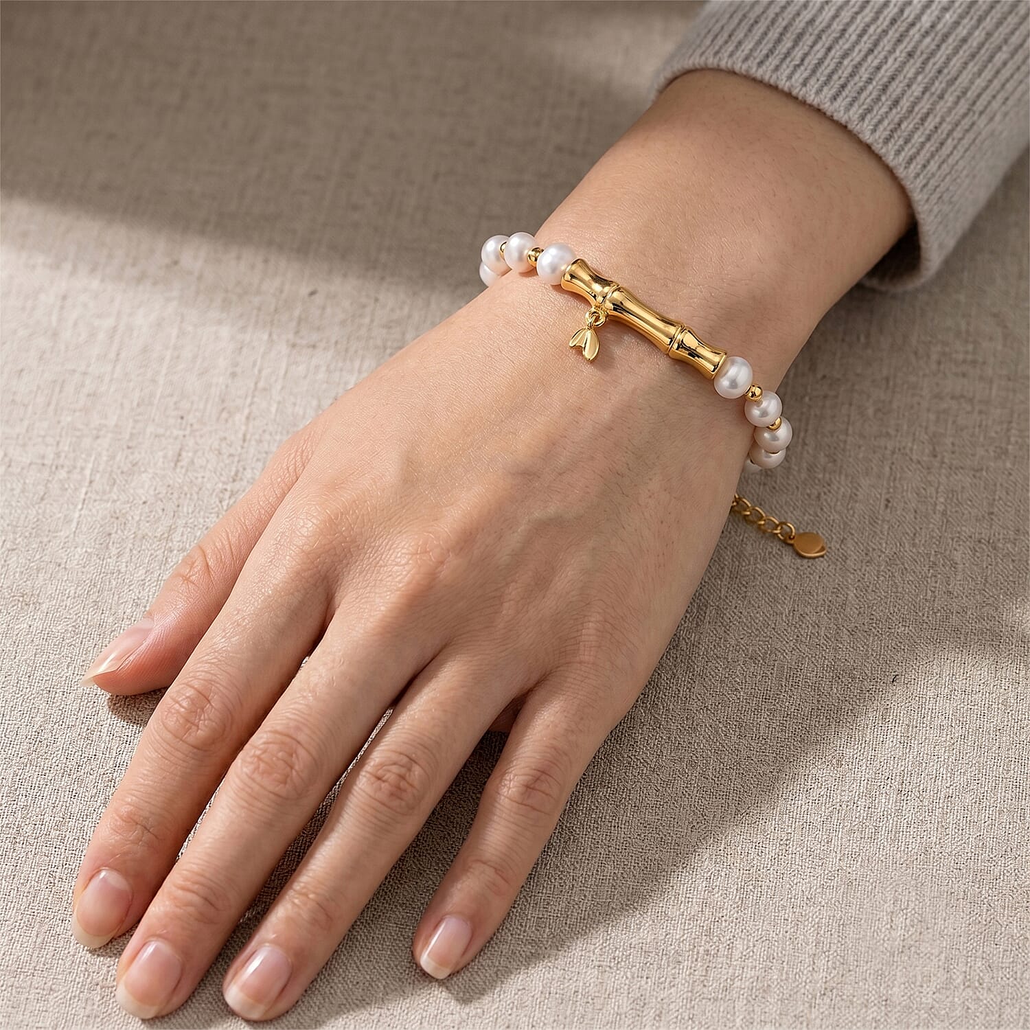 White Fresh Water Pearl Adjustable Beads Bracelet (Size - 6.5-2) in Yellow Gold Tone 15.00 Ct.