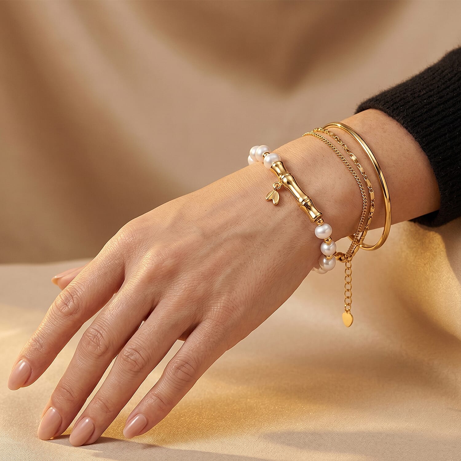 White Fresh Water Pearl Adjustable Beads Bracelet (Size - 6.5-2) in Yellow Gold Tone 15.00 Ct.