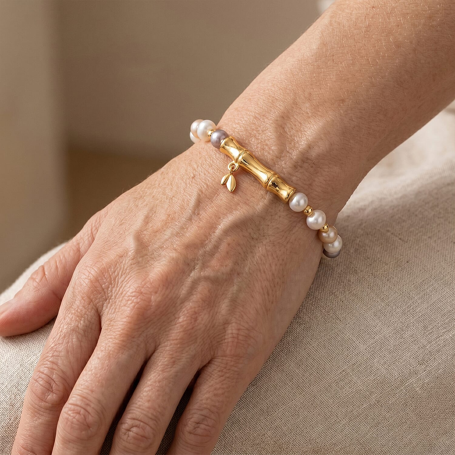 Multi Color Fresh Water Pearl Adjustable Beads Bracelet (Size - 6.5-2 Ext) in Yellow Gold Tone 15.00 Ct.
