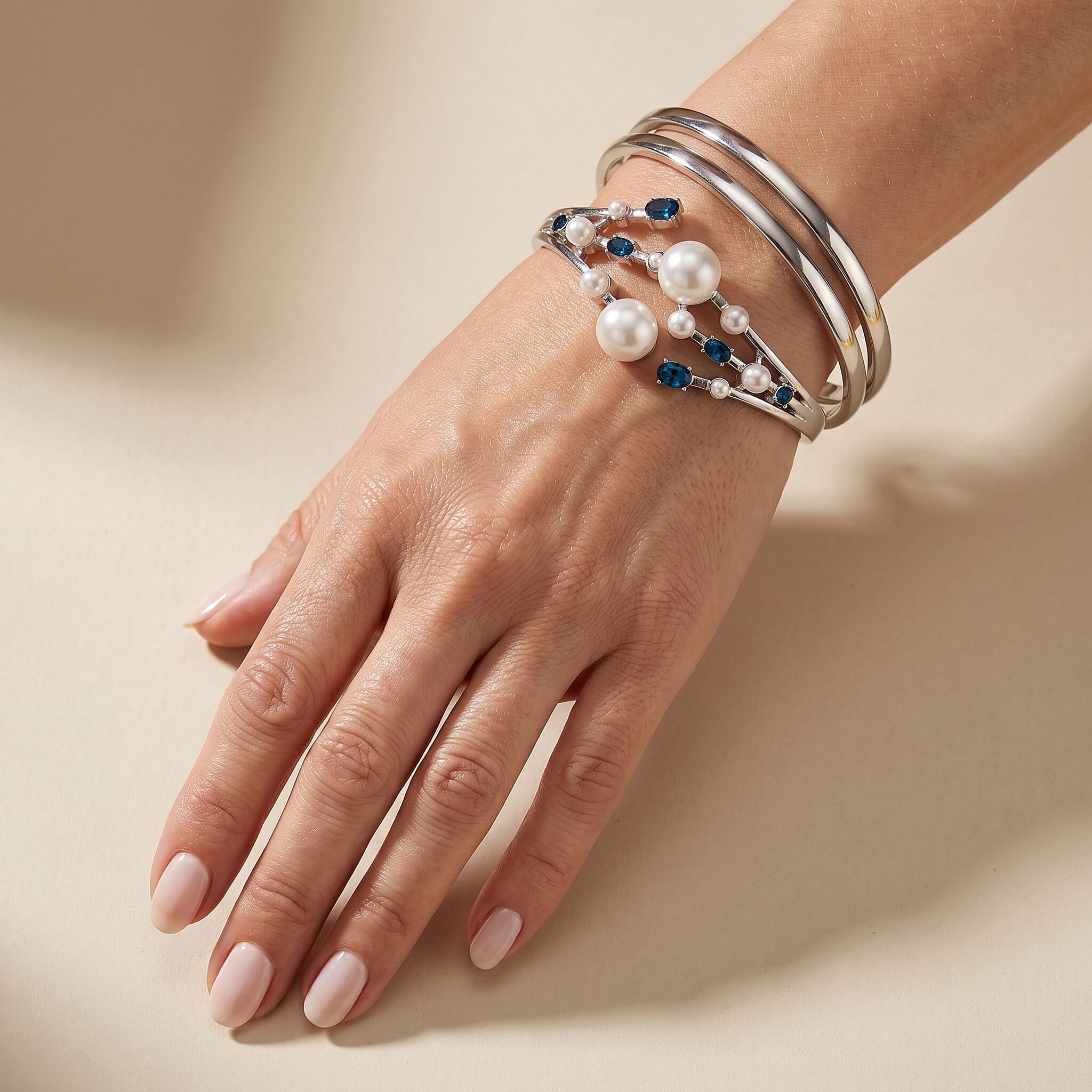 White Shell Pearl & Crystal Bangle (Size - 7) 50.00 Ct.