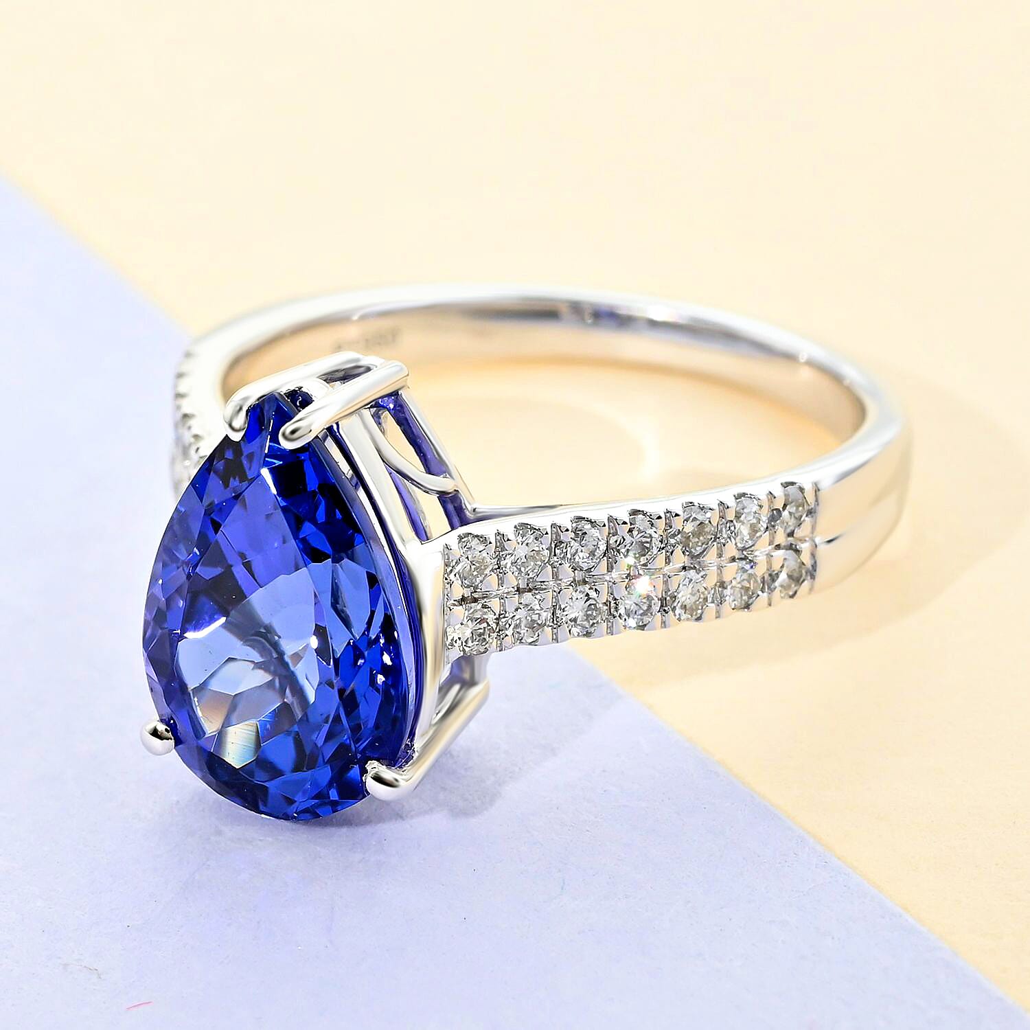 950 Platinum  AAAA  Tanzanite.   White Diamond  VS Ring 3.60 ct,  Platinum Wt. 5.47 Gms  3.600  Ct.