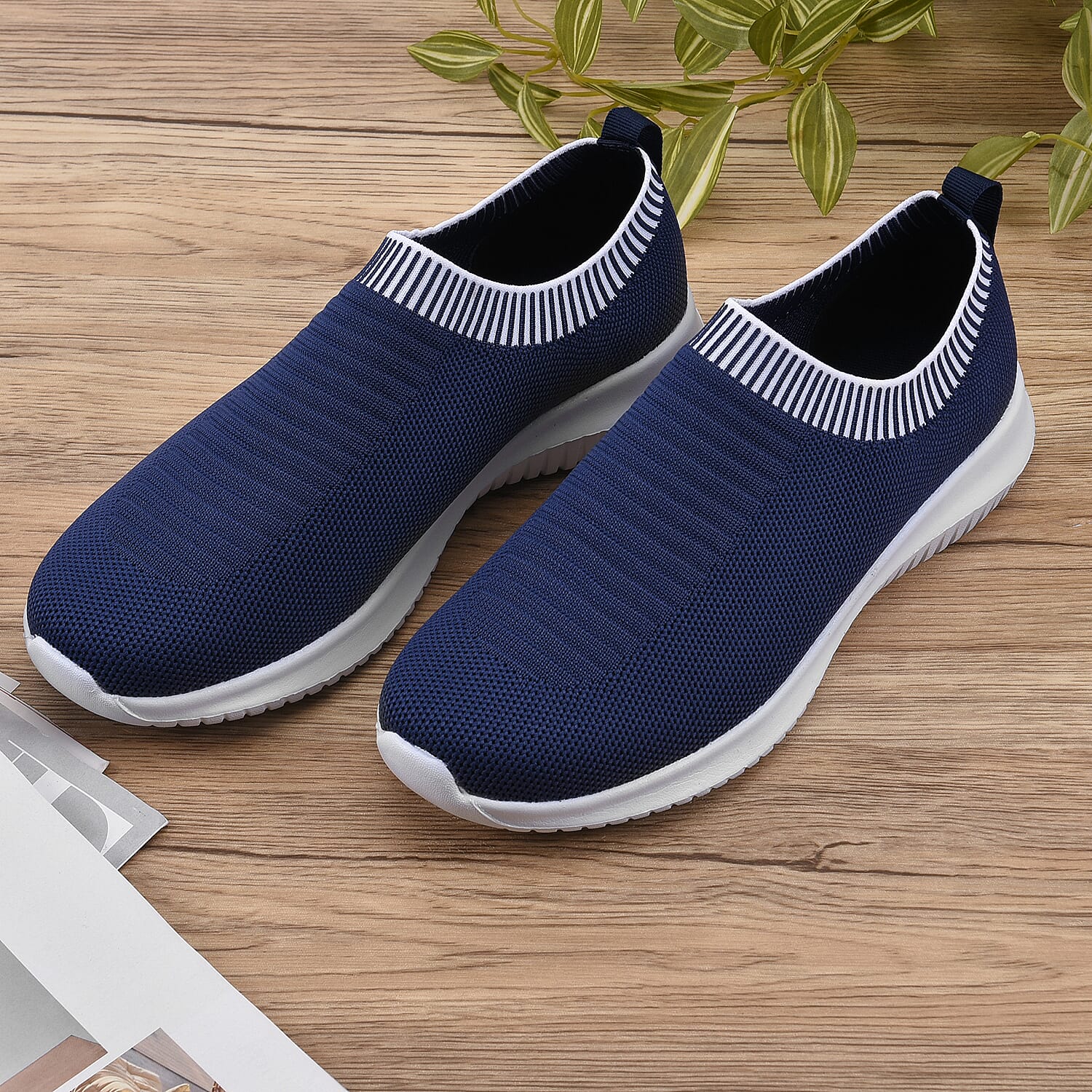 Close Out Comfy Knitted Trainers (Size 3) - Black