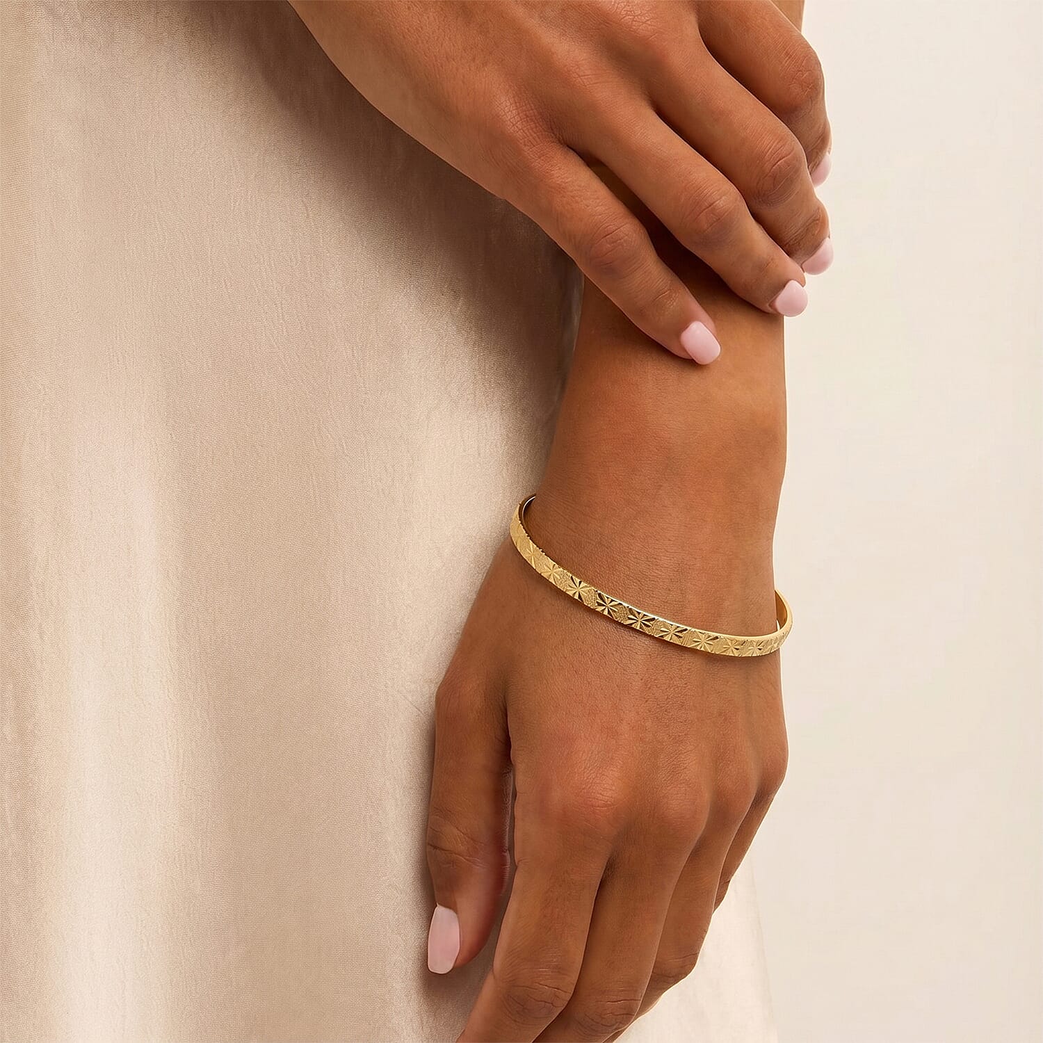 9K Yellow Gold Diamond Cut Star Pattern Expandable Bangle