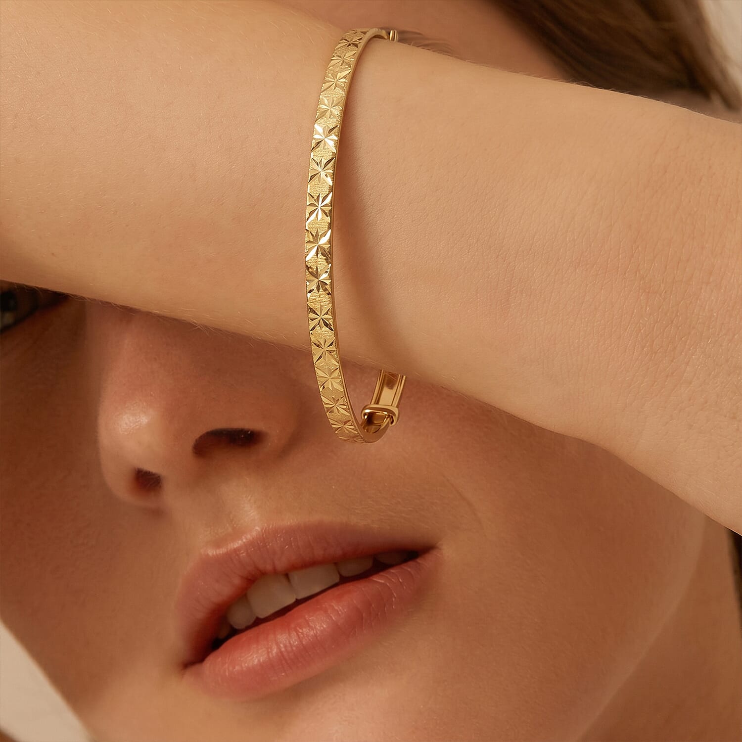9K Yellow Gold Diamond Cut Star Pattern Expandable Bangle