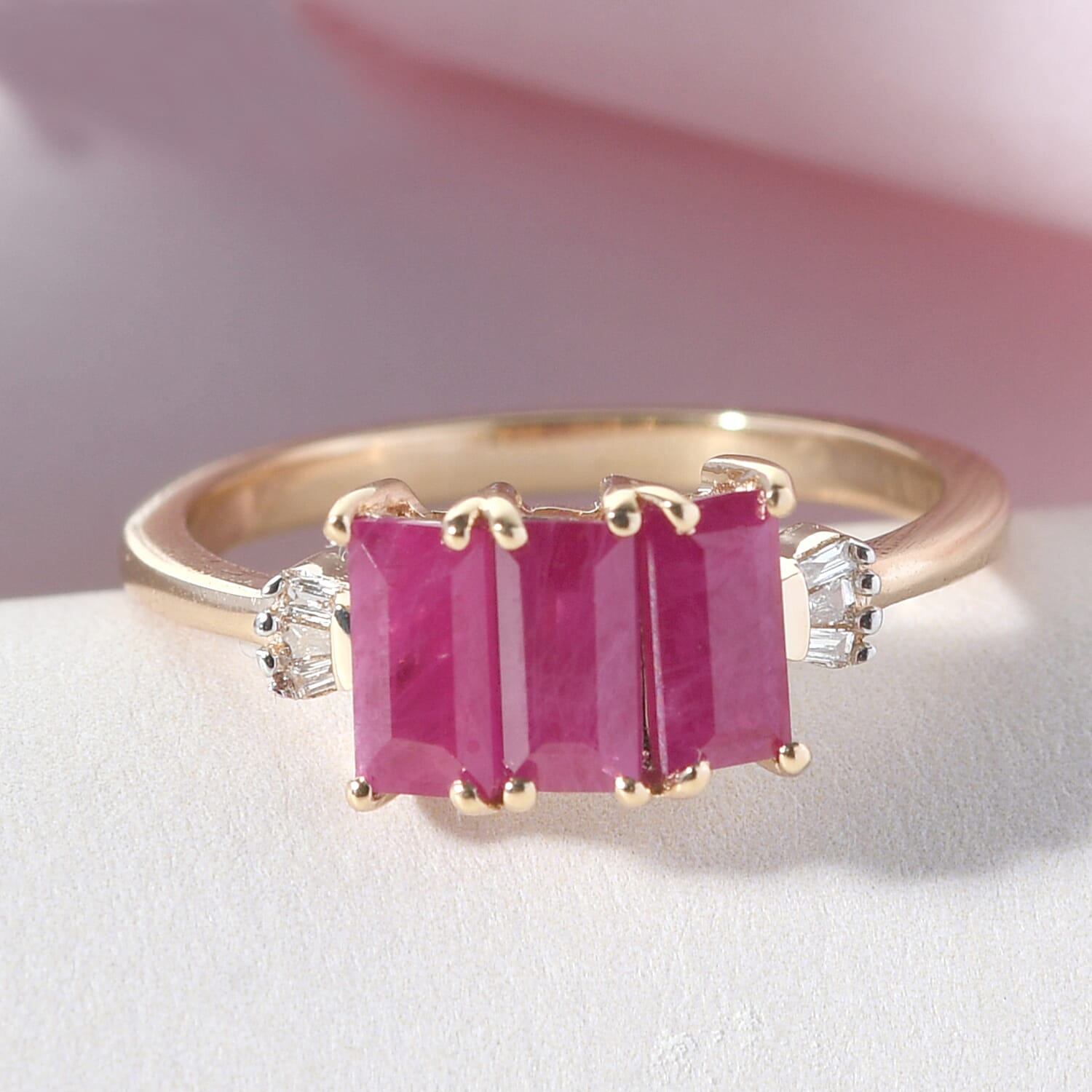 ILIANA 18K Yellow Gold AAA Ruby and Diamond (SI-G-H) Ring 1.54 Ct.