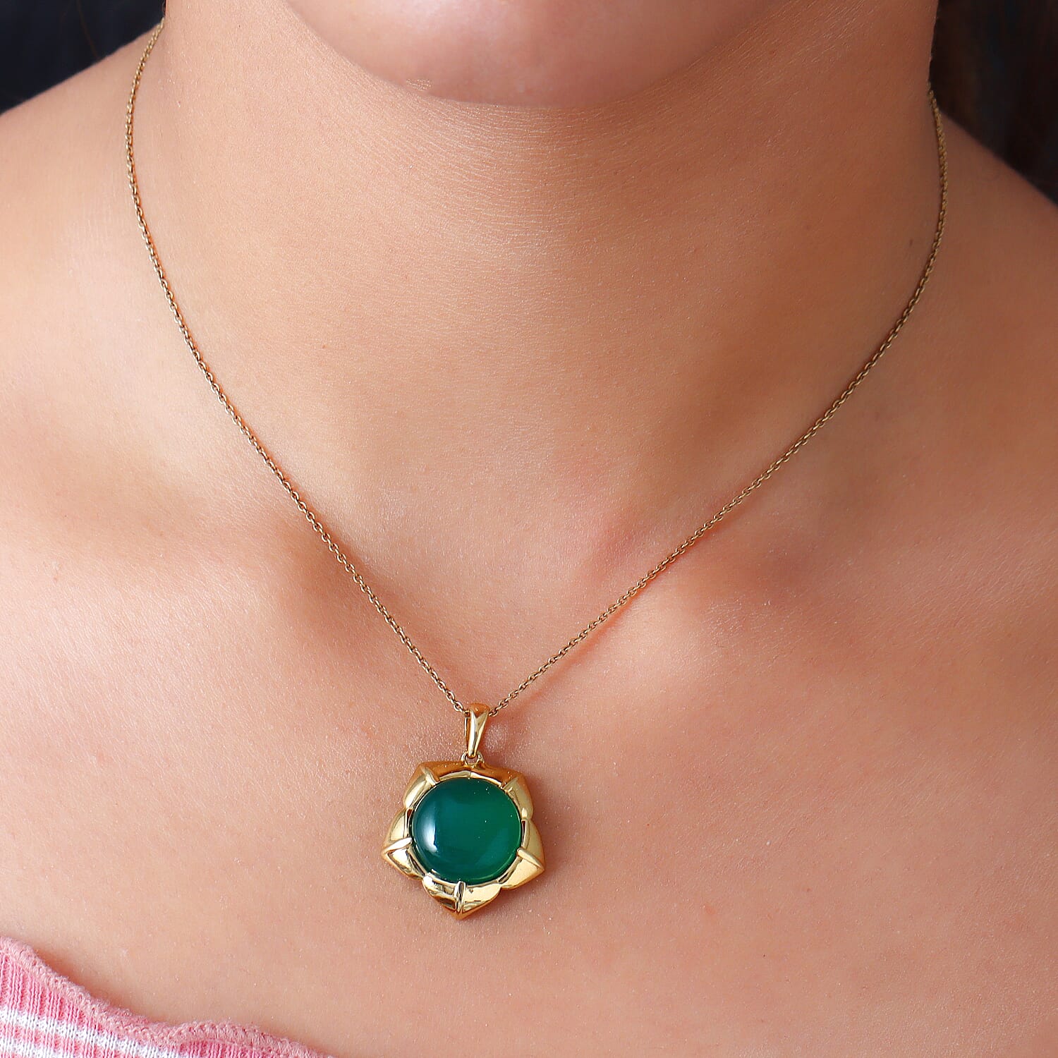 Green Onyx Floral Pendant in Yellow Gold Tone 7.83 Ct